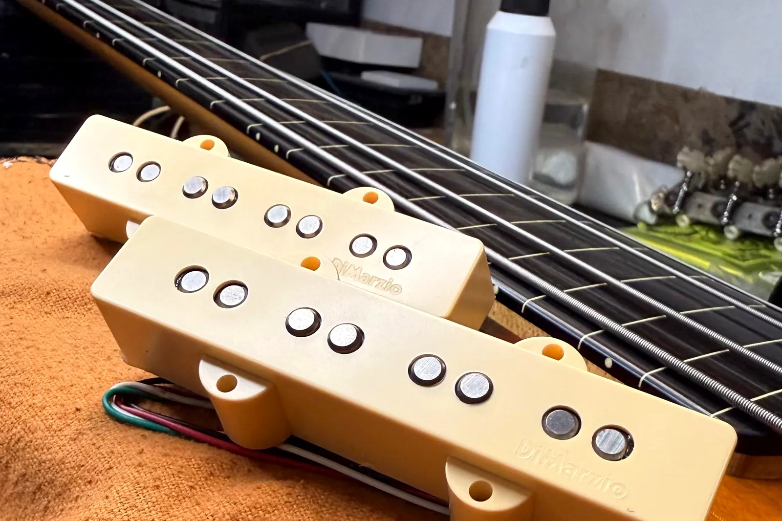 Par de micrófonos DiMarzio para bajo, listos para instalar, junto al diapasón del instrumento